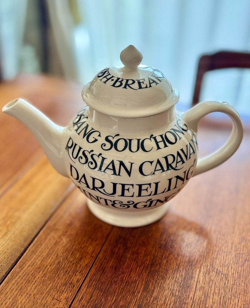 ontheBuffet's tweet photo. 【Emma Bridgewater WORLD】

今回は、イギリスの陶磁器ブランド「Emma Bridgewater(エマブリッジウォーター)」をご紹介します。1985年に陶器作家のエマ・ブリッジウォーターが設立。「イギリス陶磁器の聖地」ストーク・オン・トレントの自社工場でハンドメイドされています。カラフルで温かみがあるカントリー調デザインで知られています。

【エマブリッジウォーター マブカップ ｜Emma Bridgewater Mug】

「CITIES of DREAMS」というシリーズ。英国の風景 ロンドンの夏の情景が描かれています。ハンドペイントのデザインが魅力的です。「美しさと機能性を持ち合わせたい」という想いが込められた、程よく重厚感のある器マグカップは普段使いにぴったりです。

【エマブリッジウォーター ブラックトースト＆マーマレード ティーポット｜Emma Bridgewater Black Toast & Marmalade Teapot】

人気の『ブラックトースト」デザイン。ユニークな文字がデザインされた「TOAST & MARMALADE」シリーズです。スタイリッシュなモノトーンで、遊び心たっぷりのメッセージが描かれています。メッセージを味わいながらカフェタイムを楽しみましょう。ふたのつまみが持ちやすく、手にフィットする持ち手の形状もポイントです。

【エマブリッジウォーター ライズ＆シャイン プレート 平皿 鳥｜Emma Bridgewater Rise & Shine Bird Plate】

「RISE & SHINE」シリーズ。イギリスの爽やかな朝のひとときをテーマにしたシリーズです。ニワトリの元気な鳴き声が聞こえてきそうです。「ブラックトースト」との相性も抜群です。

┈┈┈┈┈┈┈┈┈

on the Buffet について

各地を巡り出会った素敵なうつわや雑貨、ヴィンテージのウェブショップです。日本の古伊万里や伊万里をはじめ大切に受け継がれてきたうつわ、作家さんの魅力ある一点物、世界のヴィンテージ陶磁器など取り揃えています。

┈┈┈┈┈┈┈┈┈

⭕️ウェブショップ
▶︎https://t.co/btlEW2bZBj

┈┈┈┈┈┈┈┈┈

#器好きな人とつながりたい
#食器集めが趣味
#エマブリッジウォーター