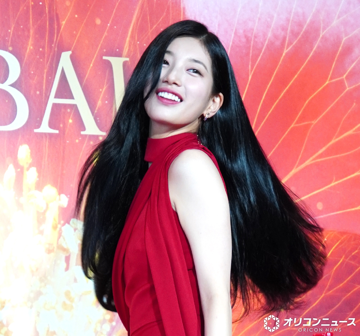 oricon's tweet photo. ペ・スジ、真っ赤なロングドレス姿
“艷やかな”美髪を生披露✨️
髪を褒められハニカム「ありがとうございます💗」

🔻画像17枚
https://t.co/VUSXKLFnqx

#SUZY https://t.co/eDAmoMYsQU