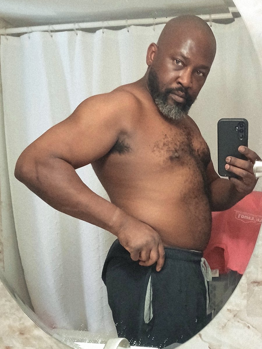 hairyfanboy's tweet photo. For the times the outside and inside match needles to say yesterday was a good day! #progresspics #gayfit #blackfit #baldandbeard #scruffygay #furrygay #melaninmuscle #bodypositivity https://t.co/VzATZHTwRq