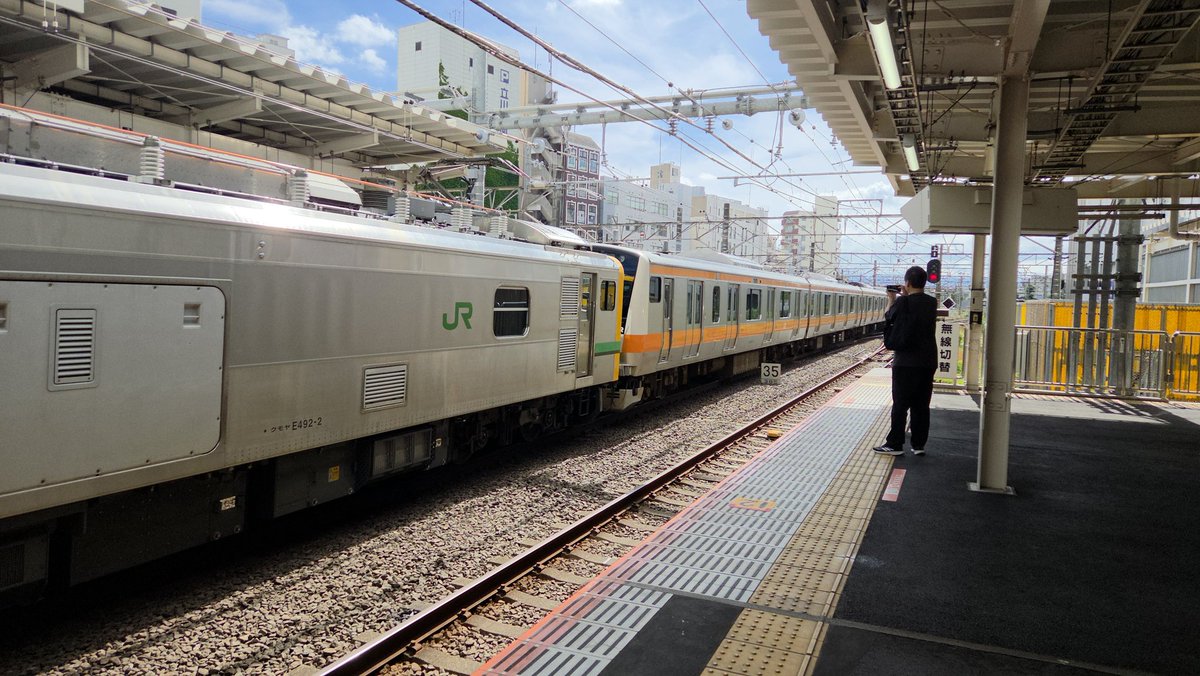 haijima2139's tweet photo. 先程立川通過、

 #E493系 https://t.co/fRwQsyqEEj