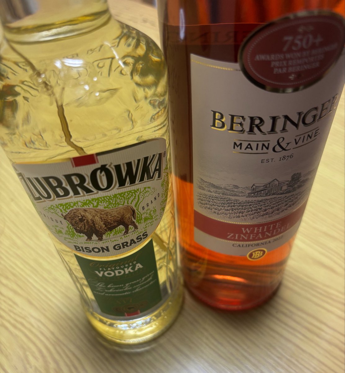 yui_ayami's tweet photo. お酒頂きました！いつもいつもありがとう😊

やけ酒枠によりズブロッカが開けた日に半分ほどなくなったのは内緒♡ https://t.co/5xNezXK1PO