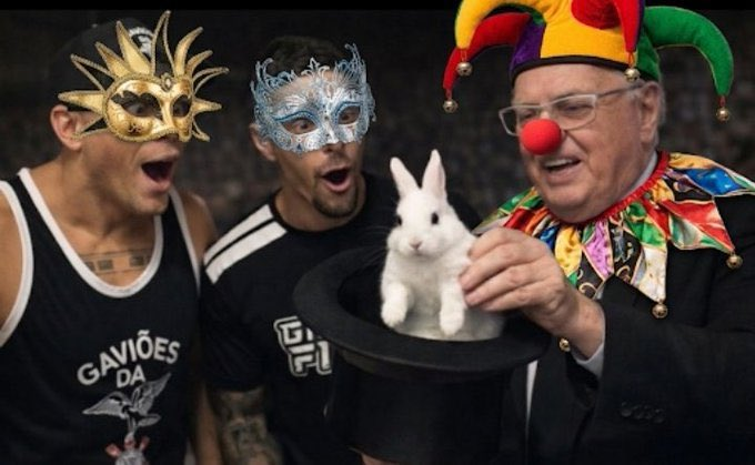 TelecoSCCP's tweet photo. Vamos de atualização?

1. DÍVIDA DO CORINTHIANS.

Ultrapassamos os 3 bi de dívida, eis que os parasitas do Conselho Deliberativo continuam em guerra, preferindo ter o poder de um clube quebrado e falido do que reconhecer a sua própria incapacidade.

2. GAVIÕES DA FIEL.

Paralelamente, os Gaviões das Notinhas mais uma vez se posicionam de forma genérica, sem se comprometer com qualquer uma das bandeiras que efetivamente teriam o condão de mudar o clube (SAFIEL e INTERVENÇÃO).

São parte do problema.

3. POLITICAGEM.

Com a suspensão da votação pelo novo estatuto, perpetuada pelos inúteis Senger, Husni e Ademir, novas frontes vão se preparando para o próximo golpe, que terão como alvo Osmar e Tuma, cada qual pelo respectivo grupo opositor.

4. TRANSFER BAN.

Não pagamos o Garro, já estavamos inscritos no transfer ban da FIFA pelo Martinez, outros ainda virão, Osmar quer captar mais dinheiro com juros exorbitantes, endividando ainda mais o clube.

Quando abrir a janela, certamente serão vendidos 3 ou 4 jogadores, talvez até mais, para POSTERGAR o colapso financeiro que se aproxima.

Se não houver a intervenção, a falência é certeza inequívoca.