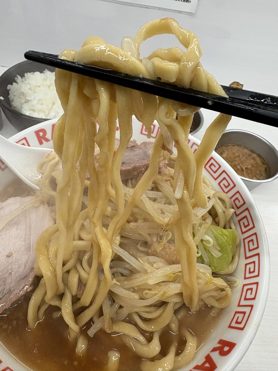 soooooo357159's tweet photo. RAMEN.R長居

早速新麺食べてきまし���！
タイガさんの言う通り、とぅるとぅるもちもち
食べ応えありでしっかり腹にきます！

Rの麺は色々変わってきたけど、正直どれも美味しい。
それぞれに良さがあって一つのラーメン屋でたくさんの変化を楽しめる。

いやー、冷やし楽しみや！

#RAMENR https://t.co/RcP2gS0dIJ