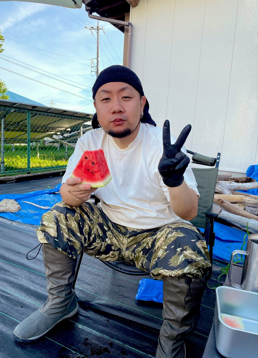 MIZIIII0121's tweet photo. 黒バンダナスイカほうばり片手黒ゴム手袋迷彩短足ヒゲおじさんの幸せな昼下がり。 https://t.co/TW2eVVHbhE