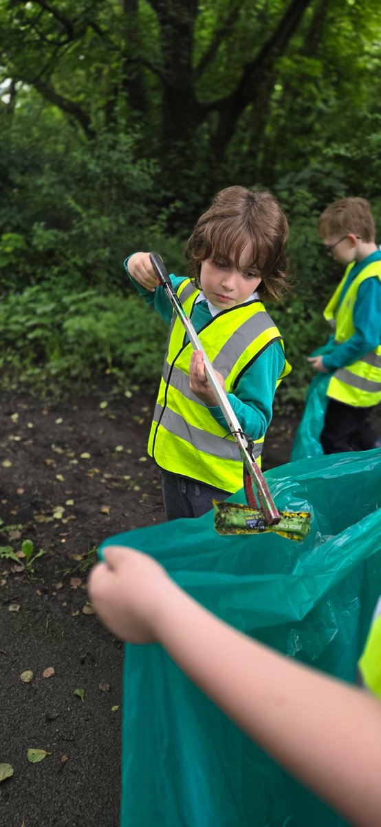 tynywernp's tweet photo. Our ethical informed Eco Council brought their action plan to life by leading a community litter pick at Riverside Park this #CleanAirDay.  They worked together to help keep our local area clean, showing responsibility and care for the environment 💪 🌎 ♻️ https://t.co/g8elFkuNR5