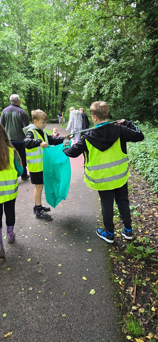 tynywernp's tweet photo. Our ethical informed Eco Council brought their action plan to life by leading a community litter pick at Riverside Park this #CleanAirDay.  They worked together to help keep our local area clean, showing responsibility and care for the environment 💪 🌎 ♻️ https://t.co/g8elFkuNR5