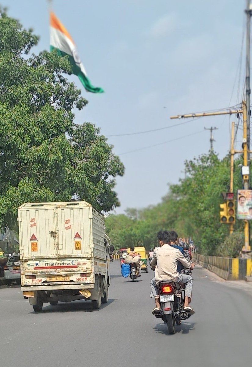 Rastrahit2's tweet photo. 2 bikes, 0 helmet, 4 rules broken
Bike No: DL5SD3983 , driving de- registered vehical without helmet, ZIG ZAG driving and jump rad light  &amp; DL145X3660 without helmet 
@dtptraffic please score them 10/10 for creativity 👏 https://t.co/gITr30X6sd