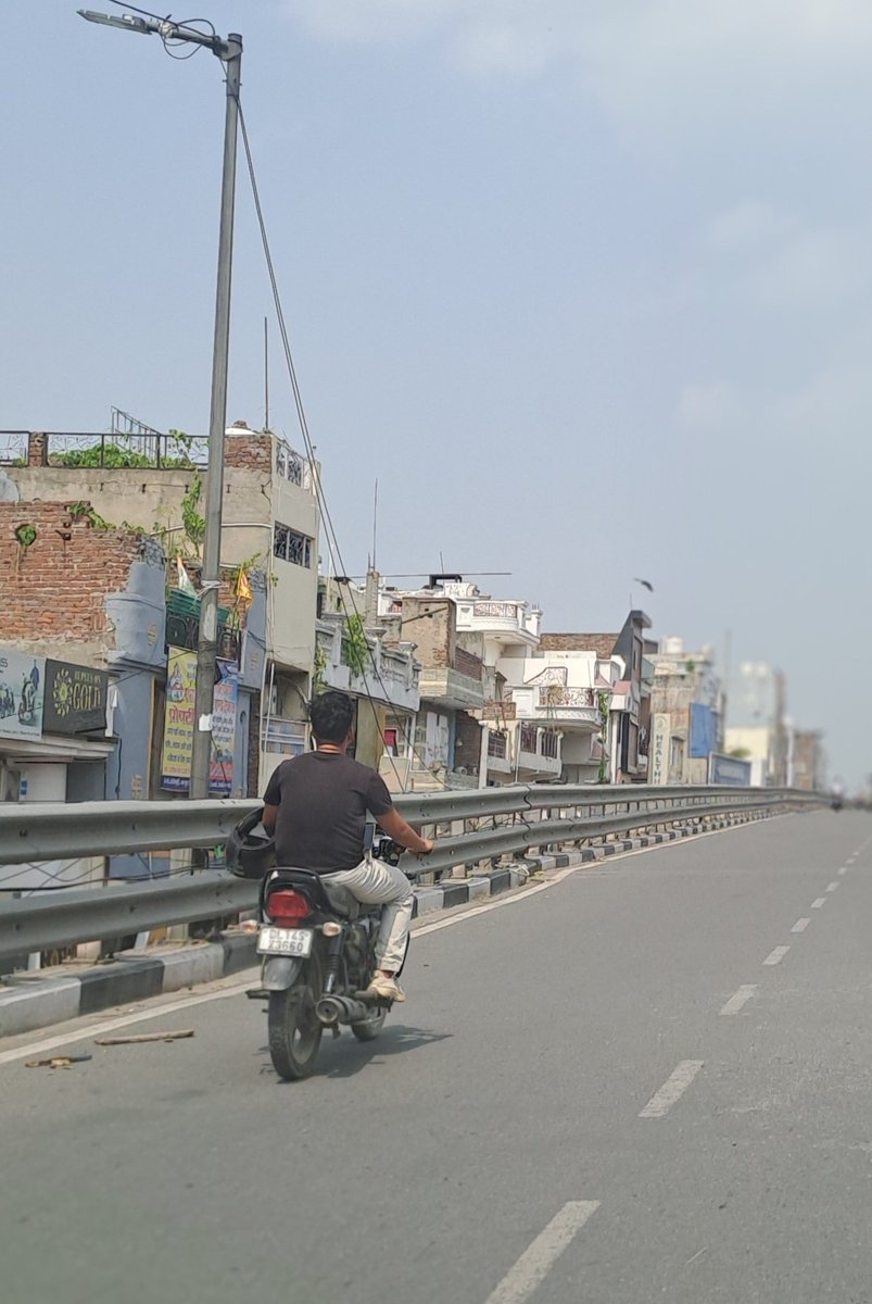 Rastrahit2's tweet photo. 2 bikes, 0 helmet, 4 rules broken
Bike No: DL5SD3983 , driving de- registered vehical without helmet, ZIG ZAG driving and jump rad light  &amp; DL145X3660 without helmet 
@dtptraffic please score them 10/10 for creativity 👏 https://t.co/gITr30X6sd