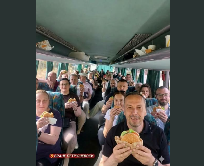jonsonorjonson's tweet photo. тибам ќаците од тему 🤣🤣🤣 https://t.co/FXQbYDTX2w