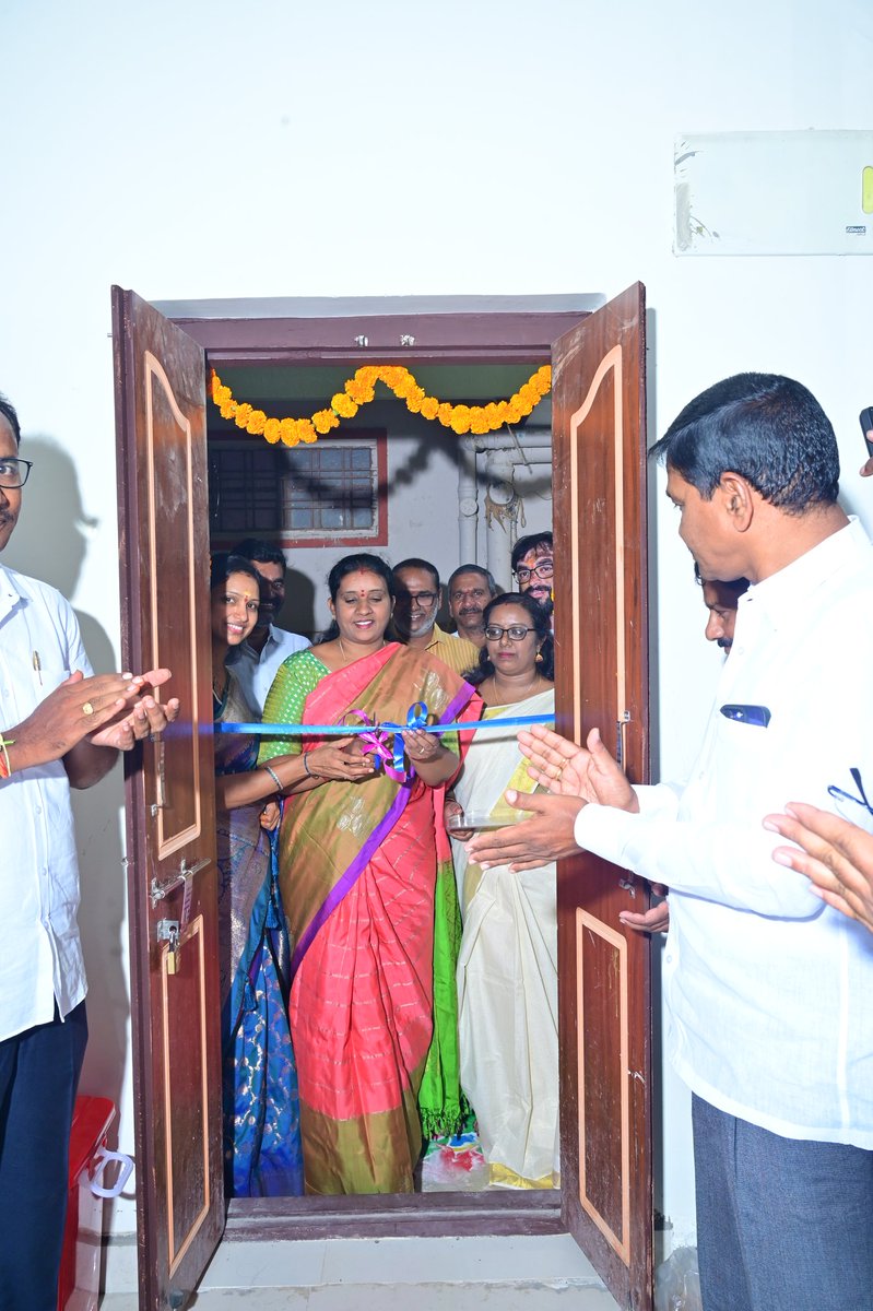 DVS_BRS's tweet photo. ఈ రోజు జగిత్యాల పట్టణం ధరూర్ క్యాంపు లో *Dheeksha Montessori* స్కూల్ ప్రారంభోత్సవ కార్యక్రమంలో పాల్గొని యాజమాన్యానికి శుభాకాంక్షలు తెలియజేసిన జగిత్యాల జిల్లా తొలి జడ్పీ చైర్పర్సన్ దావ వసంత సురేష్ గారు. https://t.co/Nb01PQ4eDB