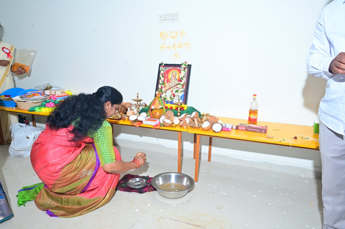 DVS_BRS's tweet photo. ఈ రోజు జగిత్యాల పట్టణం ధరూర్ క్యాంపు లో *Dheeksha Montessori* స్కూల్ ప్రారంభోత్సవ కార్యక్రమంలో పాల్గొని యాజమాన్యానికి శుభాకాంక్షలు తెలియజేసిన జగిత్యాల జిల్లా తొలి జడ్పీ చైర్పర్సన్ దావ వసంత సురేష్ గారు. https://t.co/Nb01PQ4eDB