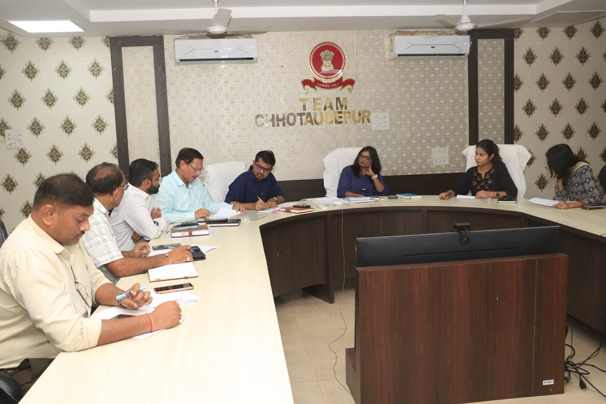 collectorcu's tweet photo. 🏫 કલેક્ટર ગાર્ગી જૈનના અધ્યક્ષસ્થાને પ્રાથમિક શાળાઓના જમીન સંબંધિત પેન્ડિંગ પ્રશ્નોના નિરાકરણ માટે સમીક્ષા બેઠક યોજાઈ. વિવિધ વિભાગોના અધિકારીઓ સાથે ચર્ચા કરીને ઝડપી અને અસરકારક નિરાકરણ માટે માર્ગદર્શન આપવામાં આવ્યું. 📚

@CMOGuj @InfoGujarat

#Chhotaudepur #Education #LandIssues https://t.co/w5DpmbQgeB