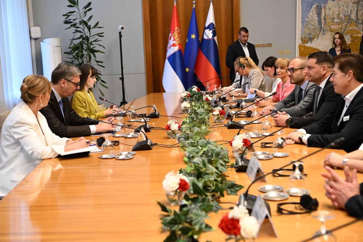 sns_srbija's tweet photo. Председник Републике Србије Александар Вучић @avucic изјавио је након састанка са председником Државног збора Словеније Зораном Стевановићем да је уверен да постоји простор за даље јачање политичких, економских и парламентарних веза.
https://t.co/ZTcfvBABa2 https://t.co/xP9FX1evVw
