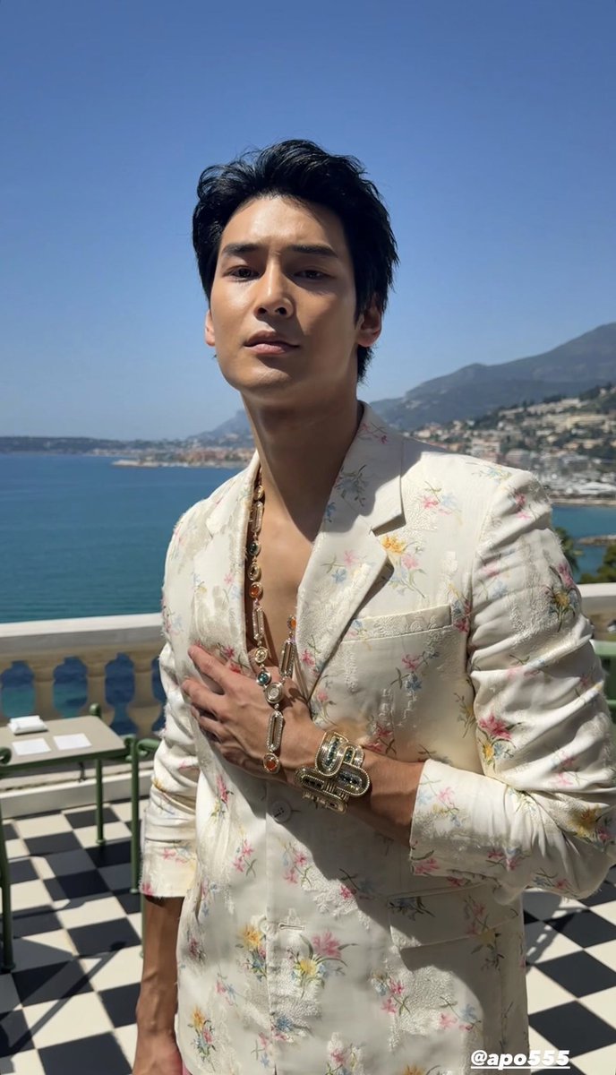 MulliUso's tweet photo. แดดที่ Menton ยังไม่ฮอตเท่าอาโปปะ ชุดอะไร ใส่อีกนะ แล้วเครื่องประดับจาก Piaget คือสวยงามถูกต้องมาก นี่แหละๆ

APO AT PIAGET GALA MENTON

#ApoNattawin
#ApoxPiagetColoursOfExtraleganza https://t.co/HGegb4Kqvd