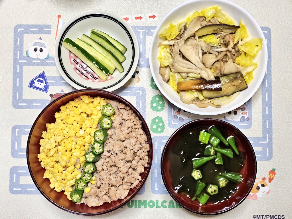 sachiballoon's tweet photo. 晩ご飯は3色丼
オクラは出汁で炊いて飾りに使い、残りはワカメも加えてお吸い物的な感じで頂きました

副菜はナスとキャベツと舞茸の中華炒め🍆

キュウリは浅漬けと見せかけておいて、かんたん酢で作ったピクルスでした🤣 https://t.co/Yf6w5zuAj2