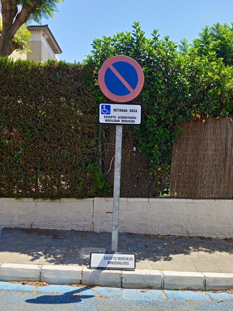 Tomares_es's tweet photo. ✅ Continuamos mejorando la seguridad vial con la renovación de la señalética en distintas calles de nuestro municipio.

🚙 Una actuación que permitirá reforzar la seguridad de conductores y peatones, favoreciendo una circulación más segura y ordenada para todos. https://t.co/BLHxfDd1ih