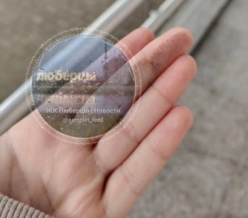 novayagazeta_eu's tweet photo. «Нефтяной дождь» пошел в Люберцах и Железнодорожном после атаки дронов на НПЗ

Об этом сообщают городские паблики, заметила «Новая-Европа». Людей призывают не выходить без надобности из дома.

⚪️ Отсутствие оповещений. Тем временем жители в местных чатах массово жалуются, что не получили никаких уведомлений о массированной атаке дронов. Другие указывают на то, что это бы не помогло, поскольку в городах нет убежищ.

⚪️ НПЗ в огне. Как рассказал «Новой-Европа» российский оптовый нефтетрейдер, поражение НПЗ в Капотне носит катастрофический характер.

«С учетом того, что в таком же состоянии НПЗ ТАНЕКО, Кириши, Пермь, Самарская группа, Норси и т. д., дело очень плохо. И тут не сколько бензин, а керосин. Заправлять самолеты скоро будет нечем. С бензином и так было плохо, а сейчас совсем непонятно, что делать. Надо понимать, что на этом атаки не закончатся, они научились уничтожать инфраструктуру глубоко в тылу и будут продолжать», — рассказал собеседник «Новой-Европа».