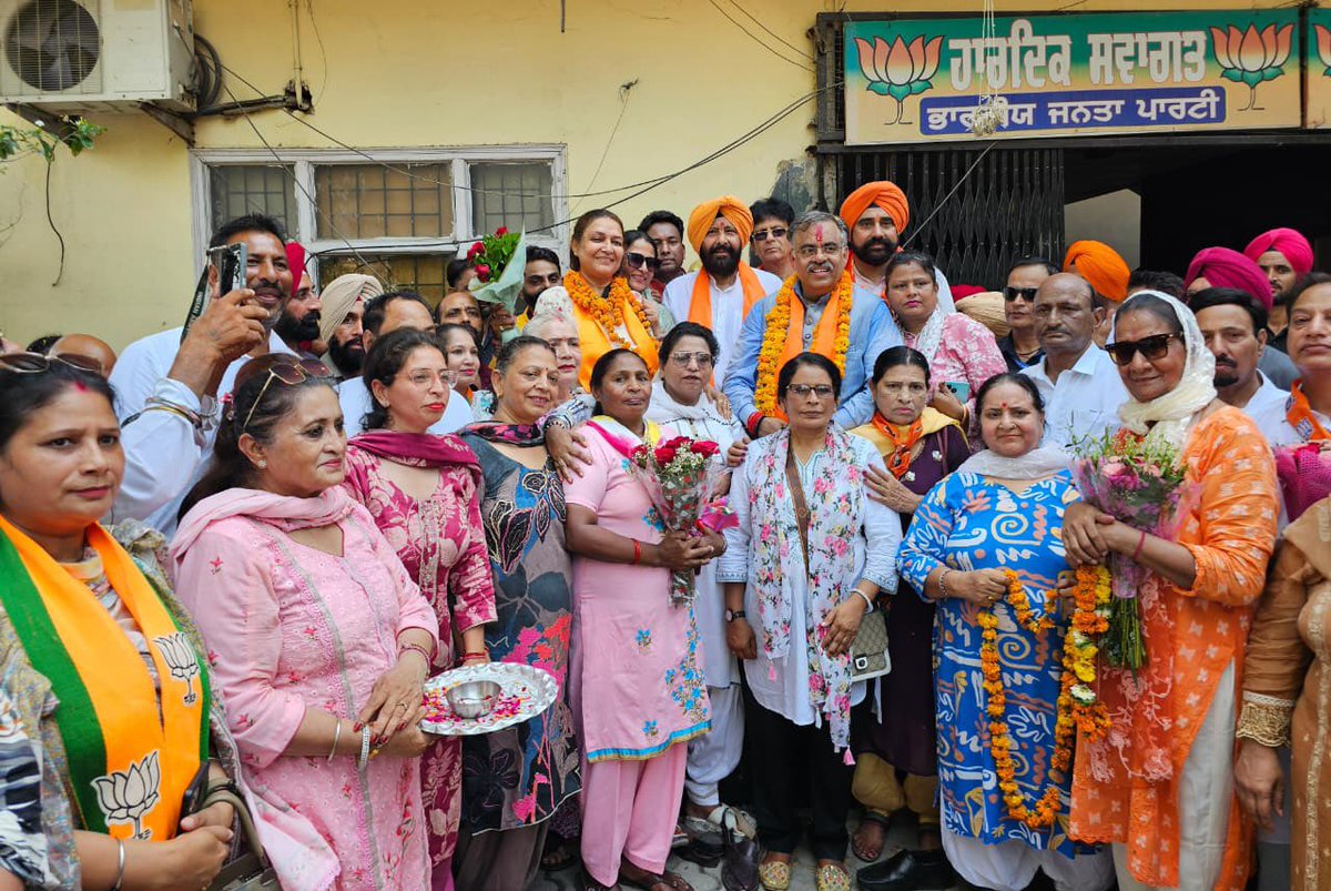 tarunchughbjp's tweet photo. राजसभा सांसद निर्वाचित होने के उपरांत आज प्रदेश अध्यक्ष सरदार @KewalDhillonPB जी के साथ अमृतसर भाजपा कार्यालय आगमन पर नारी शक्तियों एवं देवतुल्य कार्यकर्ताओं ने आत्मीय स्वागत किया। 

आप सभी के स्नेह एवं आशीर्वाद के लिए हृदय से आभार, आप सभी का प्यार ऐसे ही सदैव बनी रहे। https://t.co/3YY0h3Aqkq