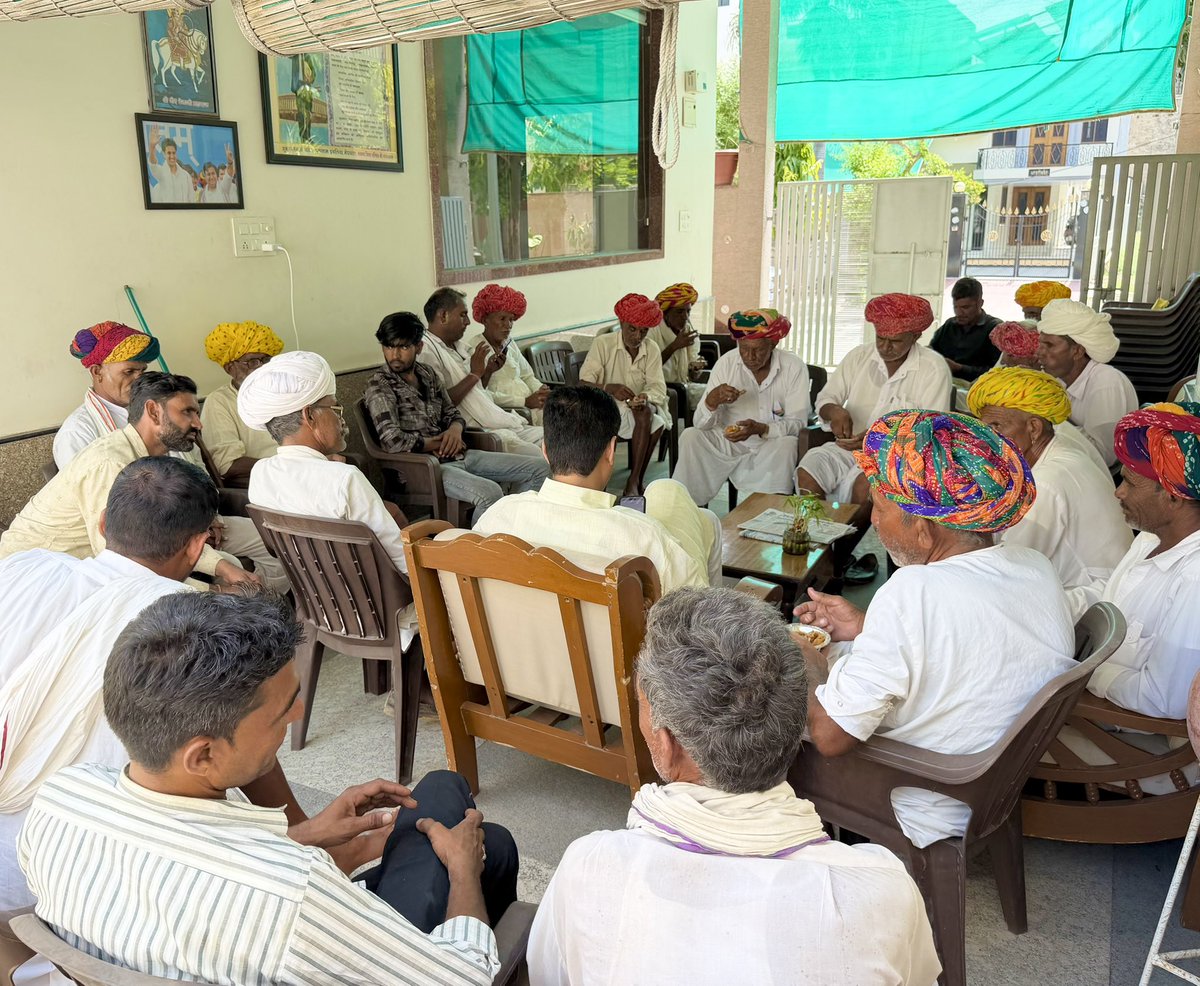 DrVikasAjmer's tweet photo. आज किशनगढ़ आवास पर पधारे किसान-भाइयों से आत्मीय संवाद कर उनके हाल-चाल जानें। उनकों आ रही समस्याओं को लेकर उच्च अधिकारियों को अवगत करवाया और जल्द निस्तारण हेतु निर्देशित किया।

जय किसान 🌾
#FarmerFirst https://t.co/MMHjXxuhPc