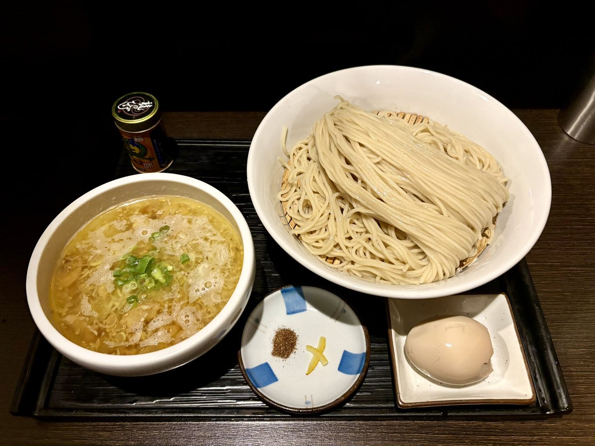 summ9982's tweet photo. 水戸市『龍のひげ』の肉鶏ミックスつけ麺、塩、細麺＆味玉！！

定期的に食べたくなる清湯つけ麺✨
サービス券で味玉も🥚

清湯つけはお酢入りがちだけどこれはお酢なし😑
鶏の旨味と塩ダレの旨味が最高👏
山椒と柚子の味変も👍 https://t.co/gDvQ4zYygX