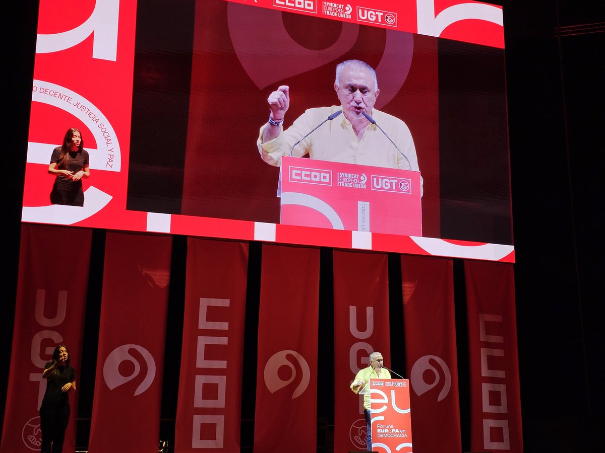 SegFeSMCUGT's tweet photo. .@SegFeSMCUGT Bajo el lema de la defensa de la democracia, la paz, el trabajo decente y la justicia social. "Ni un paso atrás. Queremos una Europa feminista", Pepe Álvarez.
@FeSMC_UGT 
@UGT_Comunica 
@FesmcugtInter 
@SG_UGT https://t.co/wVs4zTMJY2
