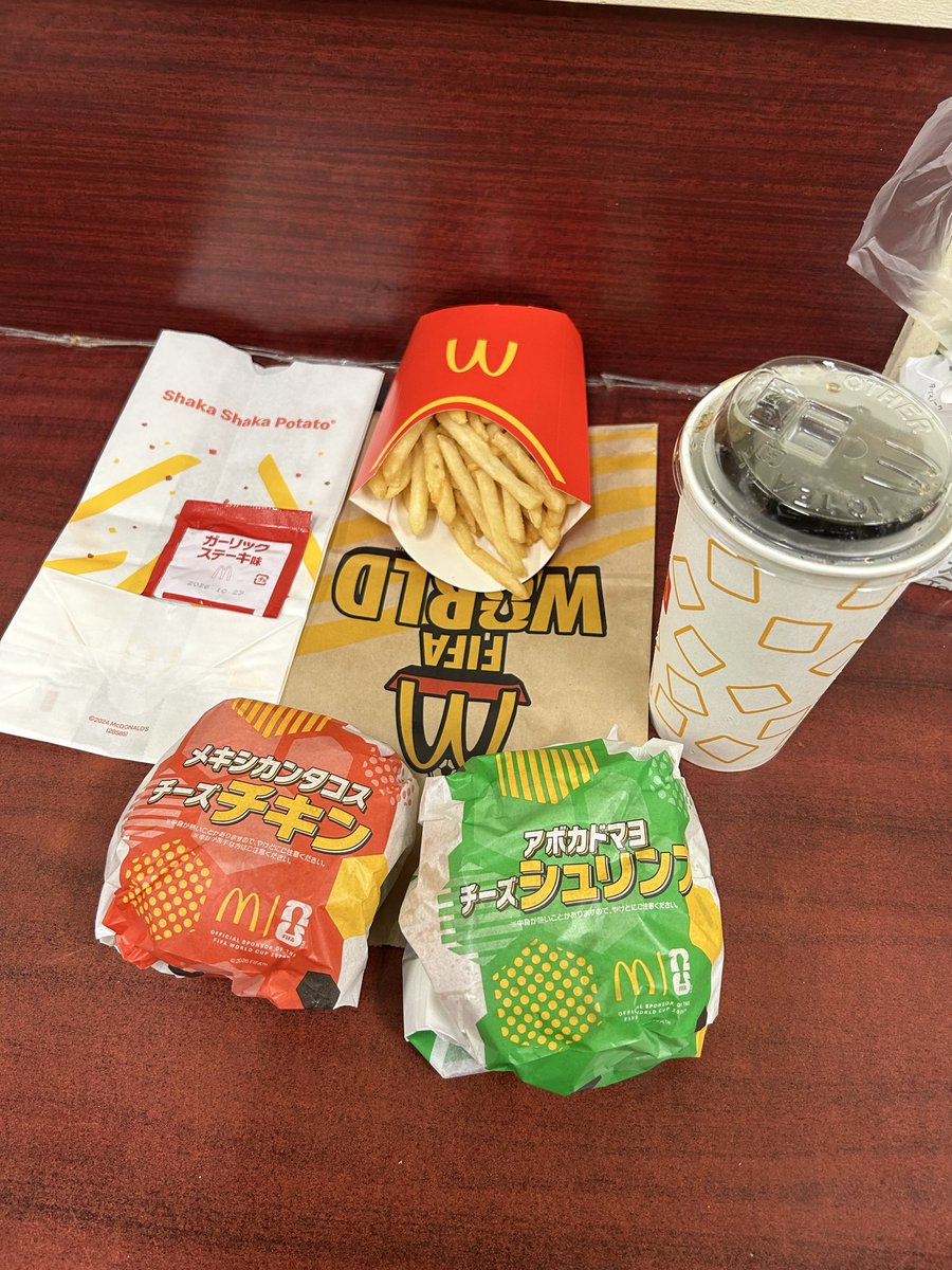 0909JAM's tweet photo. 夜ご飯にマックのアボカドマヨチーズシュリンプバーガーのLセットとメキシカンチーズチキンバーガー＞ω＜/ https://t.co/LxqpoEGVwb