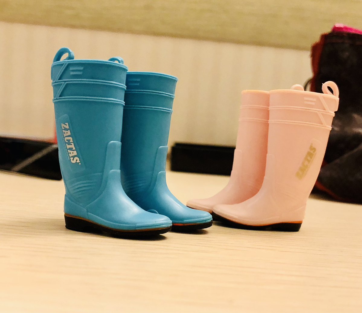 MisuniKanaruLee's tweet photo. かわいいガチャを見つけました👢👢
靴底まで精巧です。

#ZACTAS https://t.co/NMqKHKBnQ8