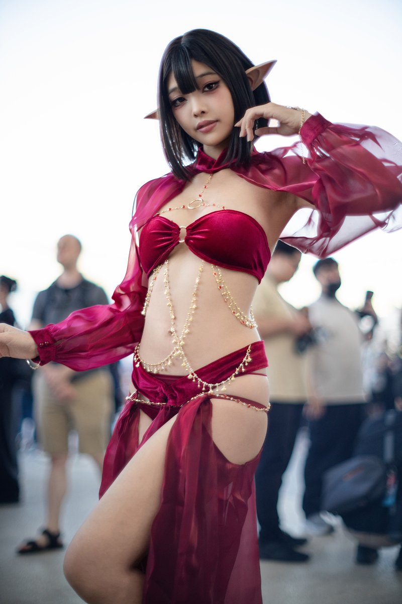 INSIDEjp's tweet photo. 【コスプレ】真紅のドレスに美くびれ＆美脚が際立つ！台湾で見つけた褐色エルフの踊り子が妖艶で見惚れてしまった【写真8枚】
https://t.co/yw6EdVuw64 https://t.co/rQONCvDwWJ