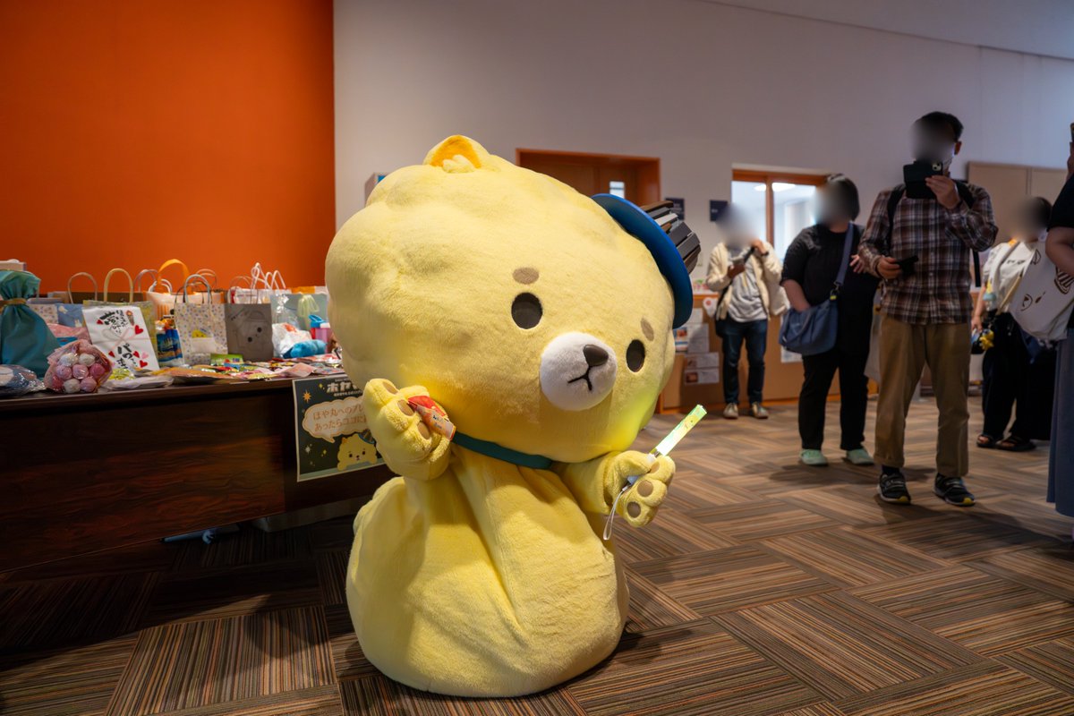 old_jedi's tweet photo. #ホヤマミレ 

長丁場のステージの後にも関わらず
来場者の皆様をお見送り
写真一・二枚目でほや丸さんが手にしているお菓子
ほや丸さんに頼まれて渡しました。
お役に立てて良かった・・・ https://t.co/xCTjnWUPGg