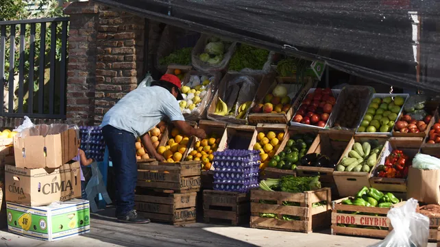 LT8am830's tweet photo. #ElPrimero
"En mato, la canasta básica subió 2% . En el año, la canasta básica alimentaria acumula 21,7% y la total, 19%. El aumento interanual de la alimentaria: 40%"
@PauDRN , @UsinadeDatosUNR 
https://t.co/cZRiECuFxl https://t.co/M0bqYS1kMz