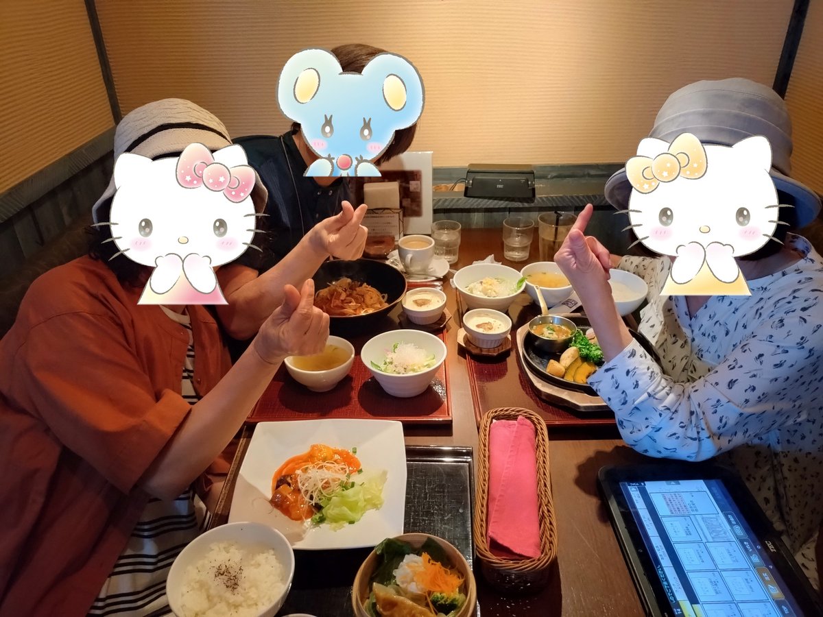 murayamasanta's tweet photo. 幼なじみが病気で亡くなり一年が経ち仲良し3人でお墓参りをしました。
その後…ランチをしながらまだまだ亡くなった事に気持ちが追いついていませんが（色々と悔しい思いもあり😢）偲び、これからは皆で笑って一緒に歳を重ねようと約束🤝しました。
#幼なじみ https://t.co/18Ba2gc4az