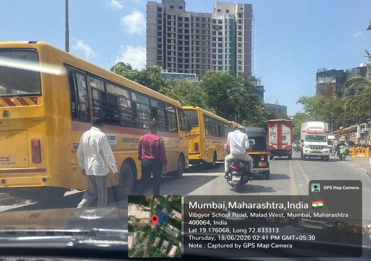 VashishthaVani's tweet photo. 🚨 चिंचोली बंदर–Inorbit रोड, मालाड वेस्ट पर Vibgyor Rise School के पास सड़क पर पार्किंग से रोज़ लगता है जाम!

स्कूल के आसपास सड़क किनारे वाहनों की लंबी कतारें यातायात को गंभीर रूप से प्रभावित कर रही हैं। इससे छात्रों, अभिभावकों और आम नागरिकों को रोज़ाना परेशानी का सामना करना पड़ता है।

@MTPHereToHelp से मांग है कि तत्काल निरीक्षण कर सड़क पर हो रही अवैध पार्किंग हटाई जाए और स्कूल क्षेत्र में यातायात व्यवस्था सुचारु बनाई जाए।

#MaladWest #ChincholiBunder #InorbitRoad #VibgyorRise #Mumbai #Traffic #IllegalParking #RoadSafety