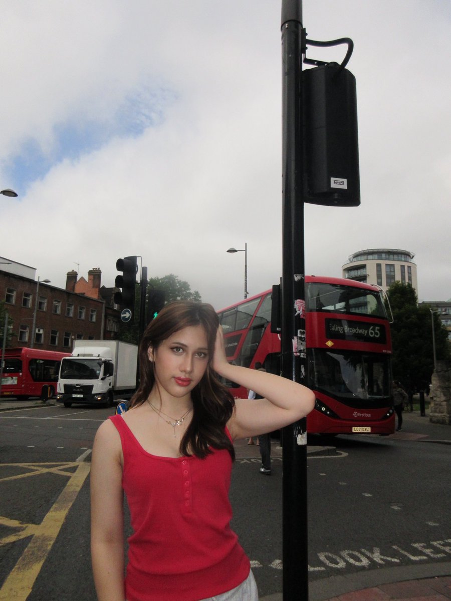 chelseanorman_'s tweet photo. Good Morning from London!! 🇬🇧🧸💂 https://t.co/1fVENcUwxo