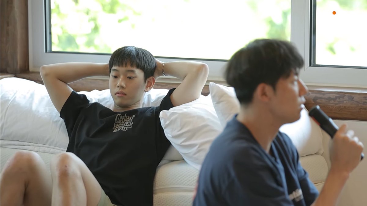 geureung7's tweet photo. 구도 개웃겨서 오열중 https://t.co/9RrptfCnKw