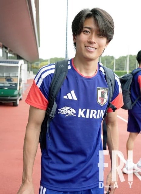 gaikenkaizen_iv's tweet photo. 【サッカー日本代表　中村選手】

めちゃくちゃカッコよく垢抜けてる

・眉
・髪型
・低体脂肪
・歯並び（歯列矯正）
・ホワイトニング
・脱毛

↑の大切さが分かる
ただ彼の場合はベースとなる

・眉の生えている箇所と量
・眉間や鼻、顎の発達した骨格
・上顔面と下顔面のバランス
・綺麗な目元
・鼻の長さ、高さや尾翼、鼻筋などが高いand他パーツと邪魔しない

というスポーツだけでなく顔のベースがまず基礎値超えている