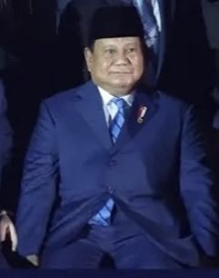 rizkybenang's tweet photo. How is that the biggest downgrade in history?

This one IS: Rupiah Kuat VS orang desa gak pake dolar! https://t.co/Unr8eDX5j1