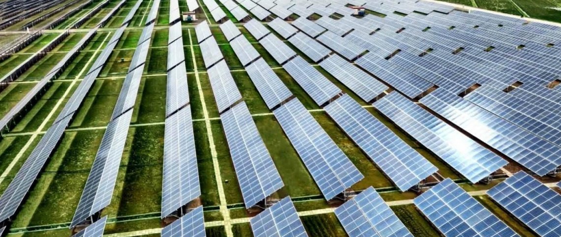 Fekerfanta's tweet photo. ☀️🇰🇵 La mayor planta solar de Corea del Norte ya suministra electricidad a viviendas e industrias de Haeju y Hwanghae del Sur.

La instalación utiliza paneles bifaciales capaces de captar tanto la luz solar directa como la reflejada para aumentar la producción eléctrica. https://t.co/2782raFVQF