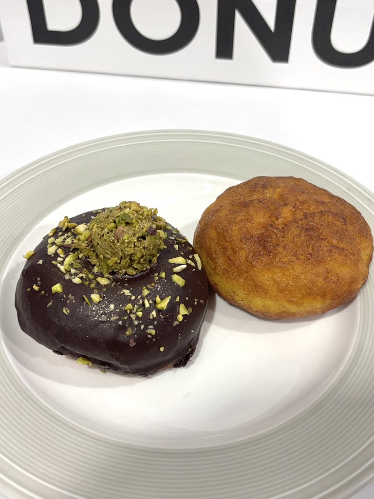 viewwrs's tweet photo. 🇯🇵🍩Truffle Donut ร้านโดนัทสไตล์ญปที่เคยไวรัล กลับมาเปิด Pop up store ที่พารากอน ตอนนี้มีทั้งหมด10รสชาติ แป้งผสมเนื้อฟักทอง แป้งนิ่มฟู นุ่มมมมาก แนะนำรสทรัฟเฟิล signature ของร้าน แป้งโดนัทปั้นสดคลุกผงทรัฟเฟิลหอมๆเค็มๆนิดๆ อร่อยมาก อีกอันที่ว้าววว sweet potato ไส้มันหวานผสมคัสตาร์ด มันหนุบๆเข้ากันลงตัว ชอบมากก @aroii 
📍Siam Paragon fl.G ( today - 31 Aug)