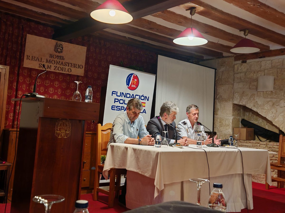 lemafriq's tweet photo. Gracias al IBCG (@ufvmadrid) y Fundación Policía Española por invitarnos a dar una ponencia sobre #criminalidad organizada en África occidental durante el Curso de Verano: #Geopolítica del crimen, en @carrionayto (Palencia).
@policia @RomeoGbaguidi @Bmesacope @BeatrizLeonCobo https://t.co/XK943IjpLI