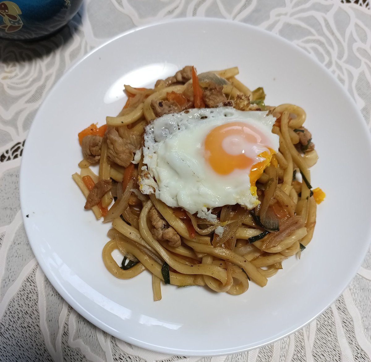 Shigu09's tweet photo. #夜ごはん 
#焼きうどん
今日から少しだけ減塩生活😅
減塩料理と普通の料理のコンビネーション🍽️
普通の焼きうどんと減塩焼きうどん🍜 https://t.co/dXRSpi7zxh