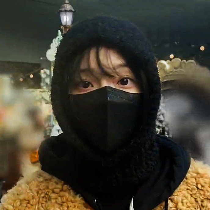 wtrkmj's tweet photo. he looks so much like her 😭 they have the same eyes https://t.co/wRIFAqmCTn