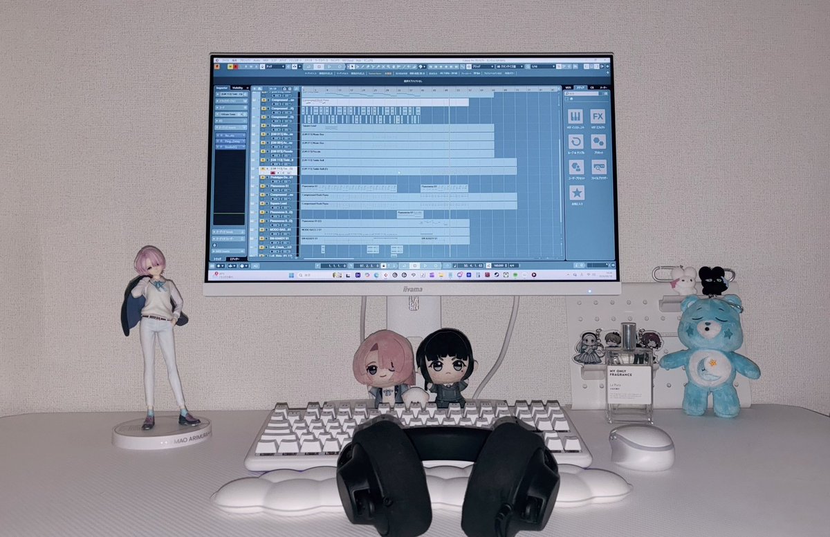 hp_0_nemui's tweet photo. #平均的ボカロpの作業環境

小さき命たちに見つめられながら　作業している https://t.co/4lcVAfWjmQ