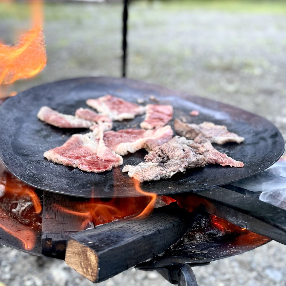 Japan_Viking's tweet photo. 梅雨のうちに、次のキャンプの準備を。

雨の日が続く6月。キャンプに出かける機会は少なくても、道具を選ぶ時間にはちょうどいい季節です。

長い持ち手が特徴的なこのフライパンは、1000年前のヴァイキング時代の再現品！

焚き火にかけても手元が熱くなりにくく、肉や魚料理はもちろん、当時の人々が食べていたような平たいパンを焼くのにも適しています。

▶︎平たいパンのレシピもご紹介
https://t.co/tXW1nenq3J