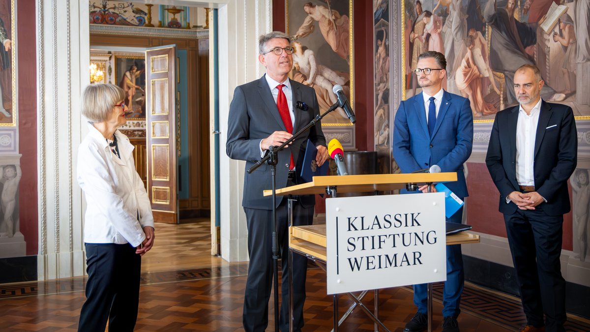 BundesKultur's tweet photo. Nachhaltige Bewahrung unseres kulturellen Erbes: Finanzierung der Klassik Stiftung Weimar bis 2031 gesichert. Abkommen zwischen Staatsminister Weimer, Thüringens Kulturminister Christian Tischner, Oberbürgermeister Peter Kleine und der Stiftungspräsidentin Ulrike Lorenz. https://t.co/BquMExwP2L