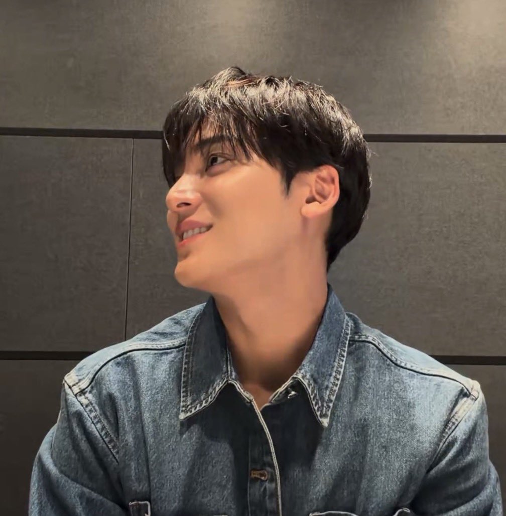 aprildrifts's tweet photo. di pa nakakaalis si noni kaya kitang kita kung paanong si minghao yung sinundan ng tingin #nakakainis sa totoo lang !!!!!!!!!!!!! https://t.co/MnAeafAIDK