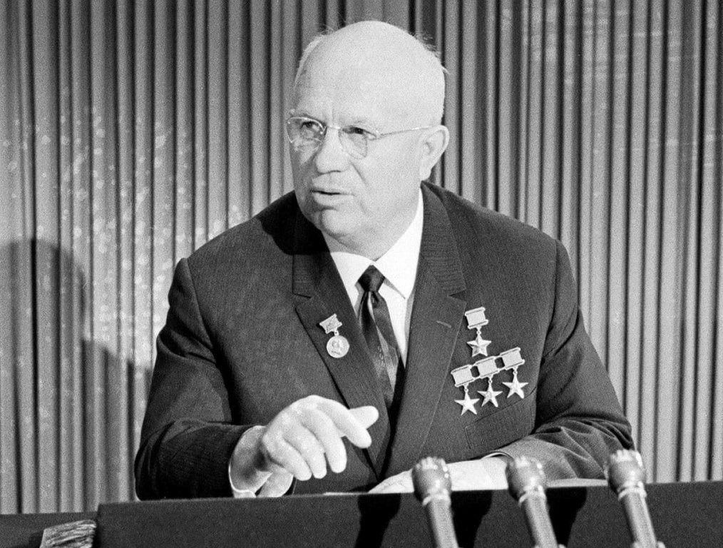 vanmutoka1's tweet photo. Après la mort de Joseph Staline, son successeur  
Nikita Khrouchtchev se mit à critiquer sévèrement l’ancien leader lors d’un discours public en 1964 .

On lui fit alors parvenir un billet contenant une seule phrase :
— « Pourquoi n’as-tu pas dit cela quand Staline était encore en vie ? »
Khrouchtchev regarda la foule et demanda : « Qui a écrit ce message ? »
Mais tous gardèrent le silence.
Le nouveau dirigeant éclata de rire et répondit d’une voix forte :
« La raison qui te fait te taire aujourd’hui est la même que celle qui m’a fait me taire à l’époque. »