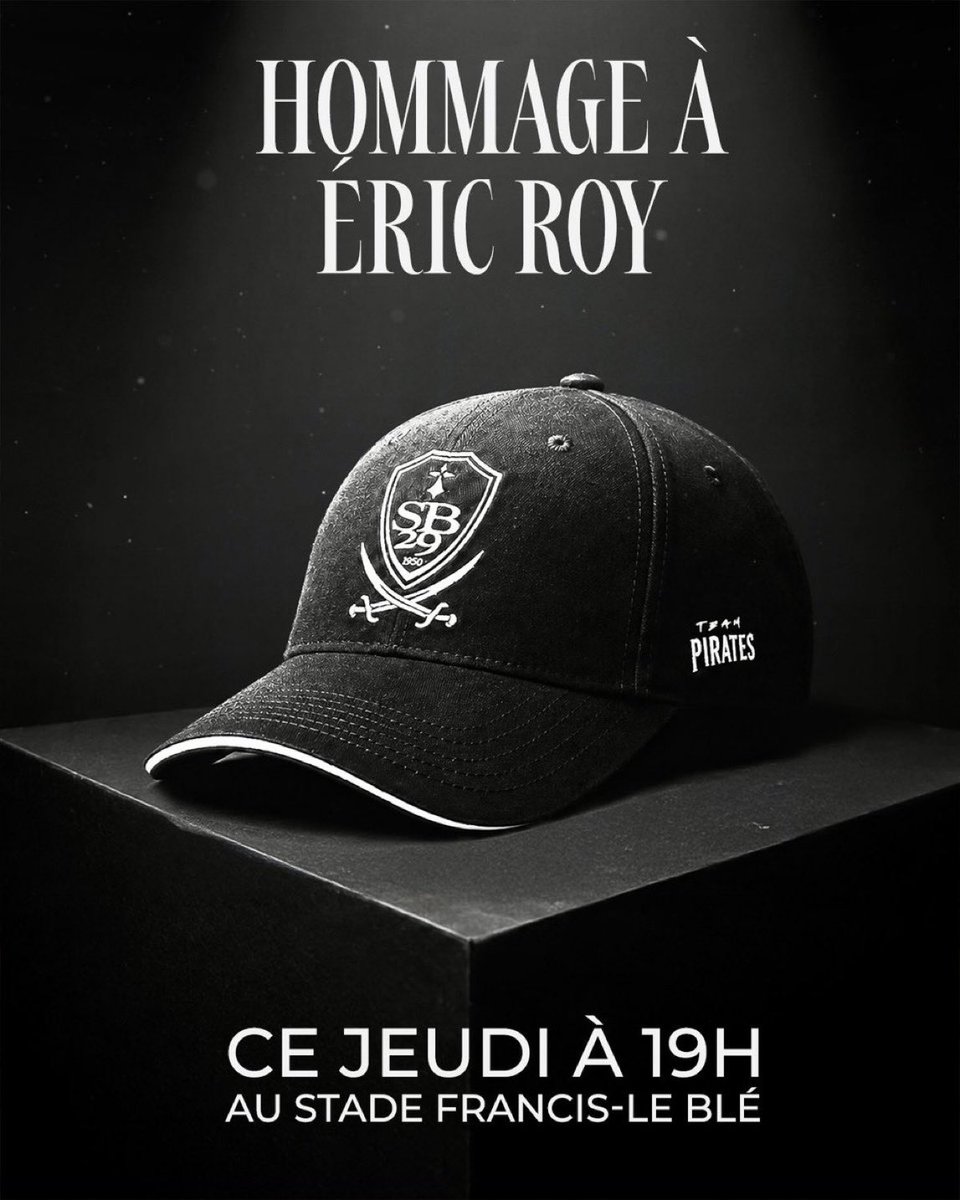 ActuFoot_'s tweet photo. 🚨 Le Stade Brestois annonce qu’un rassemblement en hommage à Éric Roy 🇫🇷 aura lieu aujourd’hui au stade Francis-Le Blé. 🕊️

« À partir de 18h, les supporters auront la possibilité de partager leurs témoignages et messages de soutien dans les livres d’or mis à disposition par la Ville de Brest.

Ces recueils seront ensuite accessibles à l’Hôtel de Ville ce vendredi et samedi (de 9h à 18h) avant d’être remis à la famille d’Éric Roy.

À 19h, un hommage solennel lui sera rendu à l’entrée de la tribune Foucauld, en présence du Président, de la direction, des salariés du club, du Maire de Brest, ainsi que de tous les supporters souhaitant s’associer à ce moment de recueillement. »

📲 X (@SB29)