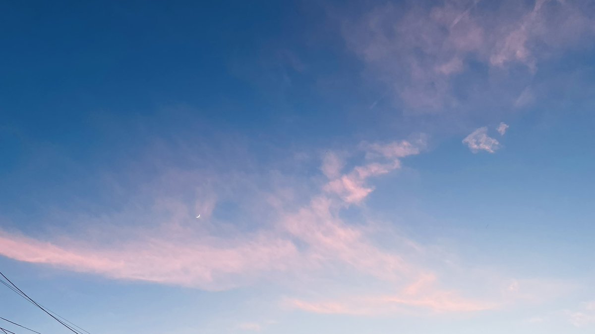 maruchi_2323's tweet photo. 空が綺麗だった🌙☁️
メンタルとかいろいろアレだったけどやっと回復してきた感じしてて、やっとイラストに取り掛れそうです。すみません。🙇🏻‍♀️ https://t.co/ry9Cq7hGDh