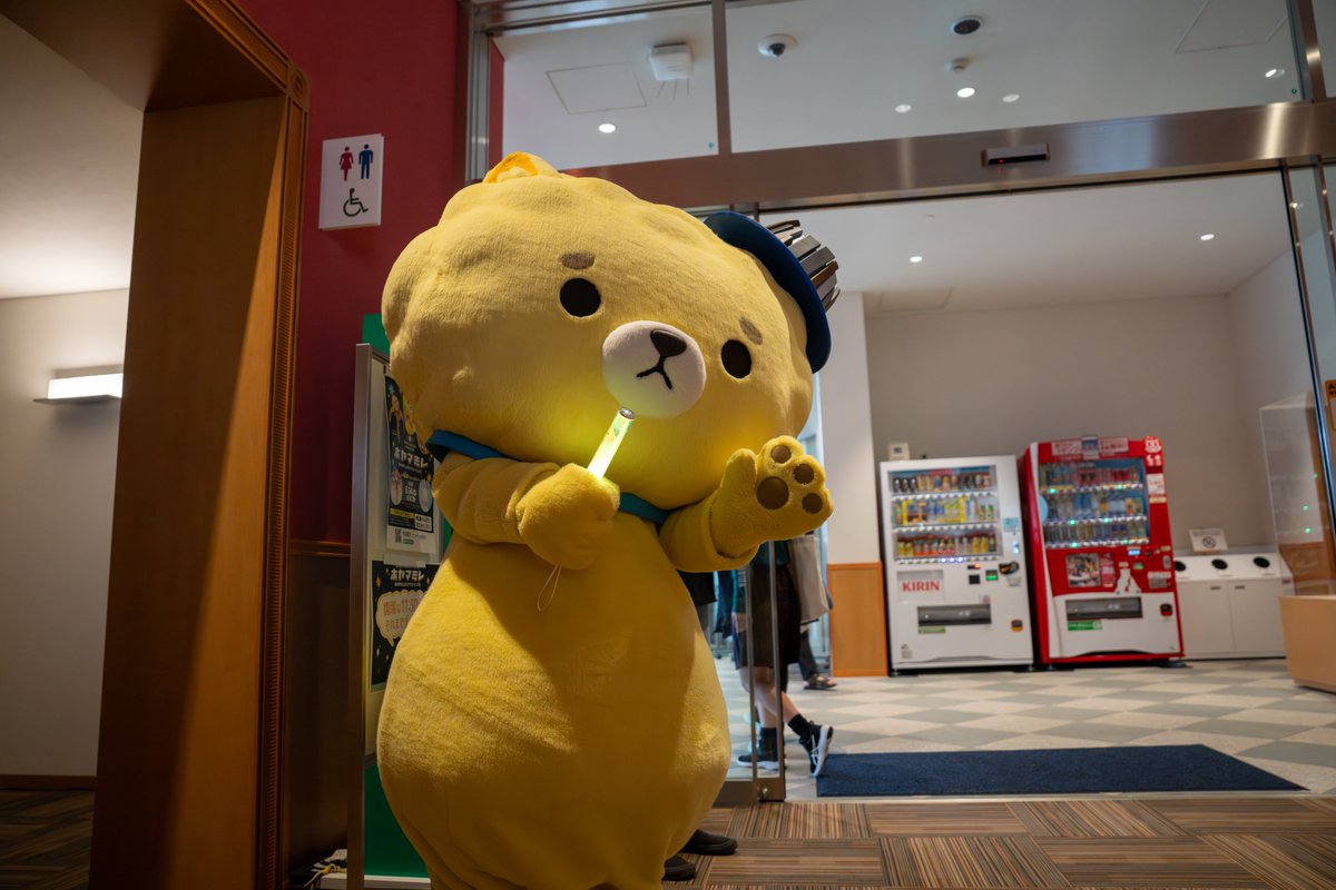 old_jedi's tweet photo. #ホヤマミレ 

長丁場のステージの後にも関わらず
来場者の皆様をお見送り
写真一・二枚目でほや丸さんが手にしているお菓子
ほや丸さんに頼まれて渡しました。
お役に立てて良かった・・・ https://t.co/xCTjnWUPGg