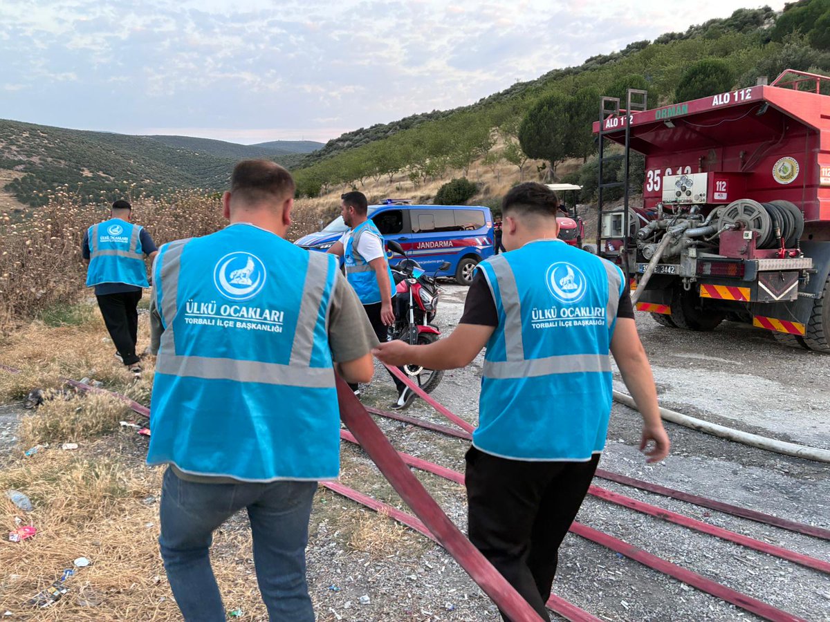 izmirocak35's tweet photo. 📍 İzmir, Torbalı
⠀
Torbalı - Kaplancık mevkinde meydana gelen orman yangınına müdahale eden ekiplerimize, İzmir Ülkü Ocakları Afet Koordinasyon Torbalı Birimimiz tarafından destek verilmiştir. 🇹🇷
⠀
@ayyildirim1
@burakkilictc https://t.co/2qmsBe8xHZ